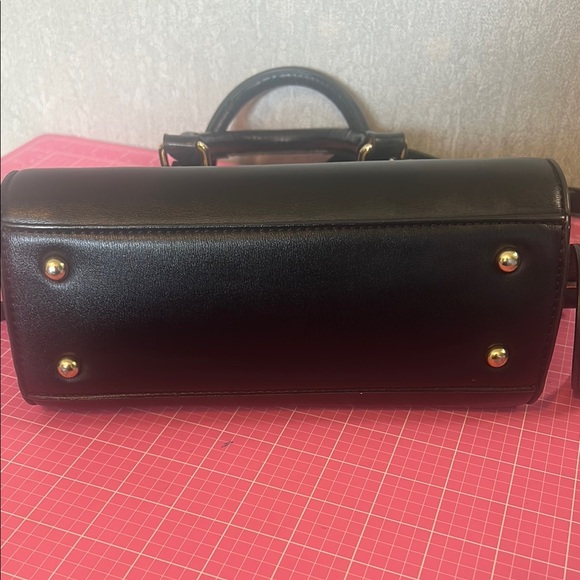 Structured Black Handbag / Shoulder Bag with Versatile Design - Picture 8 of 11